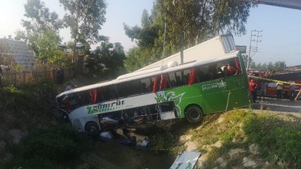 Yolcu otobüsü ile kamyon çarpıştı
