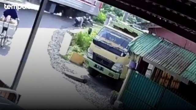 Pemotor di Kaliders Nyaris Ditabrak Kereta, Motornya Remuk Terlindas