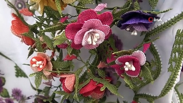 Kütahya'da iğne oyası kursiyerlerinin yıl sonu sergisi göz kamaştırdı