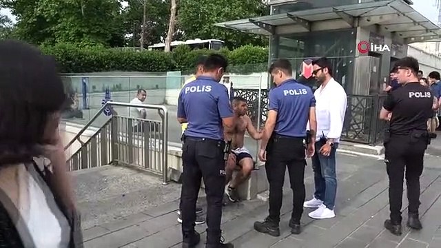 Taksim'de 4 kişi saldırdıkları şahsın parasını ve telefonunu gasp etti: O anlar kamerada