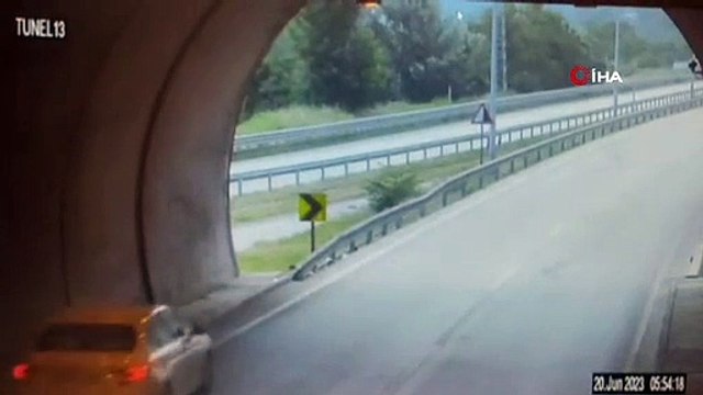 Amasya'da ilginç kaza...Bariyerlere çıkıp iki teker üstünde metrelerce böyle ilerledi