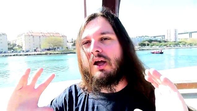 Julien nous dévoile son univers et nous parle de sa ville de Martigues.