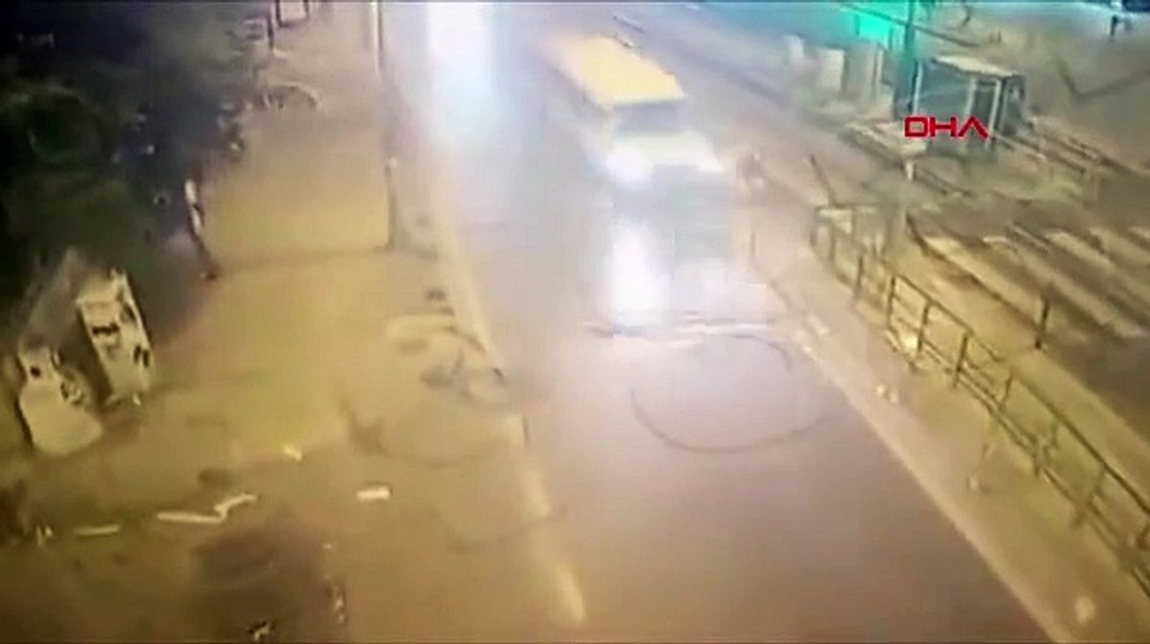 İstanbul'da kontrolden çıkan servis aracı duvara çarptı!