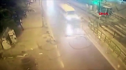 İstanbul'da kontrolden çıkan servis aracı duvara çarptı!