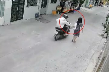 Đang đi bộ trong hẻm, người phụ nữ bị giật túi xách