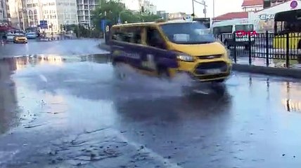 Beyoğlu’nda su borusu patladı
