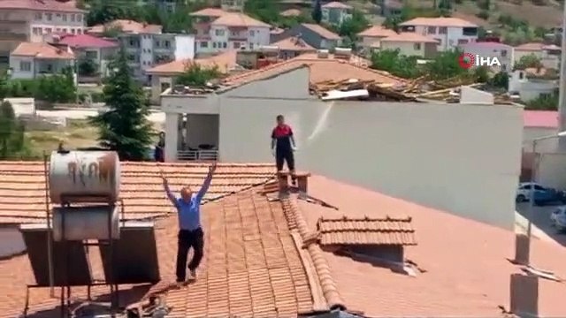 Hayatlarını tehlikeye atarak çatıda keklik kovaladılar