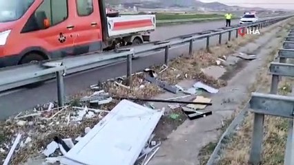 Şiddetli rüzgar tırda yüklü konteyneri uçurdu