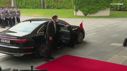 شاهد: المستشار الألماني يستقبل رئيس الوزراء الصيني ويبدأن محادثات دقيقة