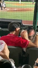 Mujer es sorprendida chateando con su amante mientras su novio está a su lado