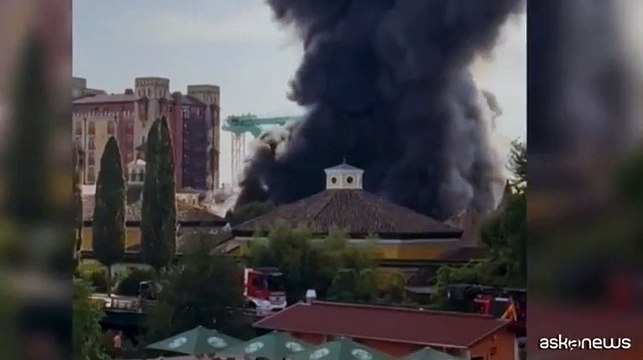 Mega incendio in un parco divertimenti in Germania. Nessuna vittima