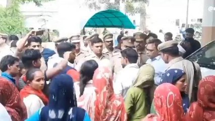 सहारनपुर: संदिग्ध मौत के मामले में कलेक्ट्रेट पहुंचे लोगों ने काटा हंगामा, की ये मांग