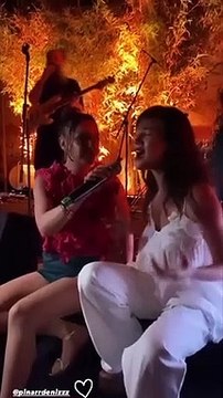 Oyuncu Pınar Deniz sahnede şarkı söyledi, sevgilisi Kaan Yıldırım gözlerini alamadı