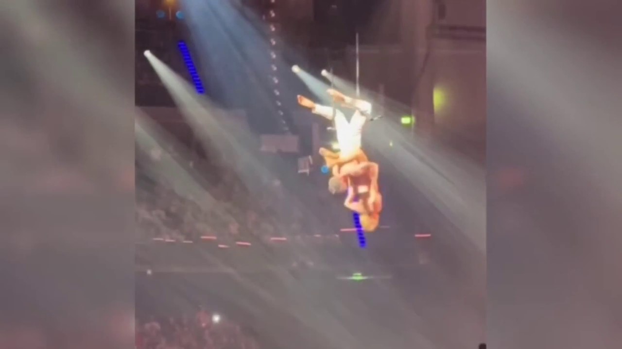 Helene Fischer verletzt sich, Konzert abgebrochen - Helene Fischer Nasenbein Bruch beim live
