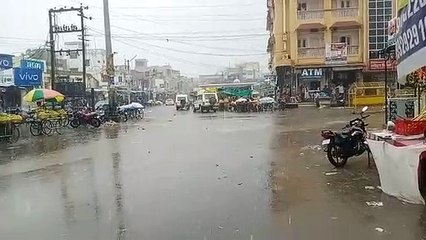 हवा का वेग हुआ कम, हुई हल्की बारिश