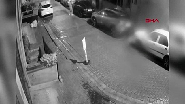 İstanbul'da eski sevgilisinin otomobilini kundakladı; evinden cephanelik çıktı!