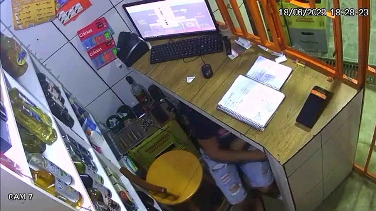 Dono de depósito de bebidas troca tiros com assaltantes, em Salvador