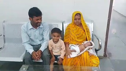 डिस्चार्ज होने के समय माता-पिता के साथ बच्चा