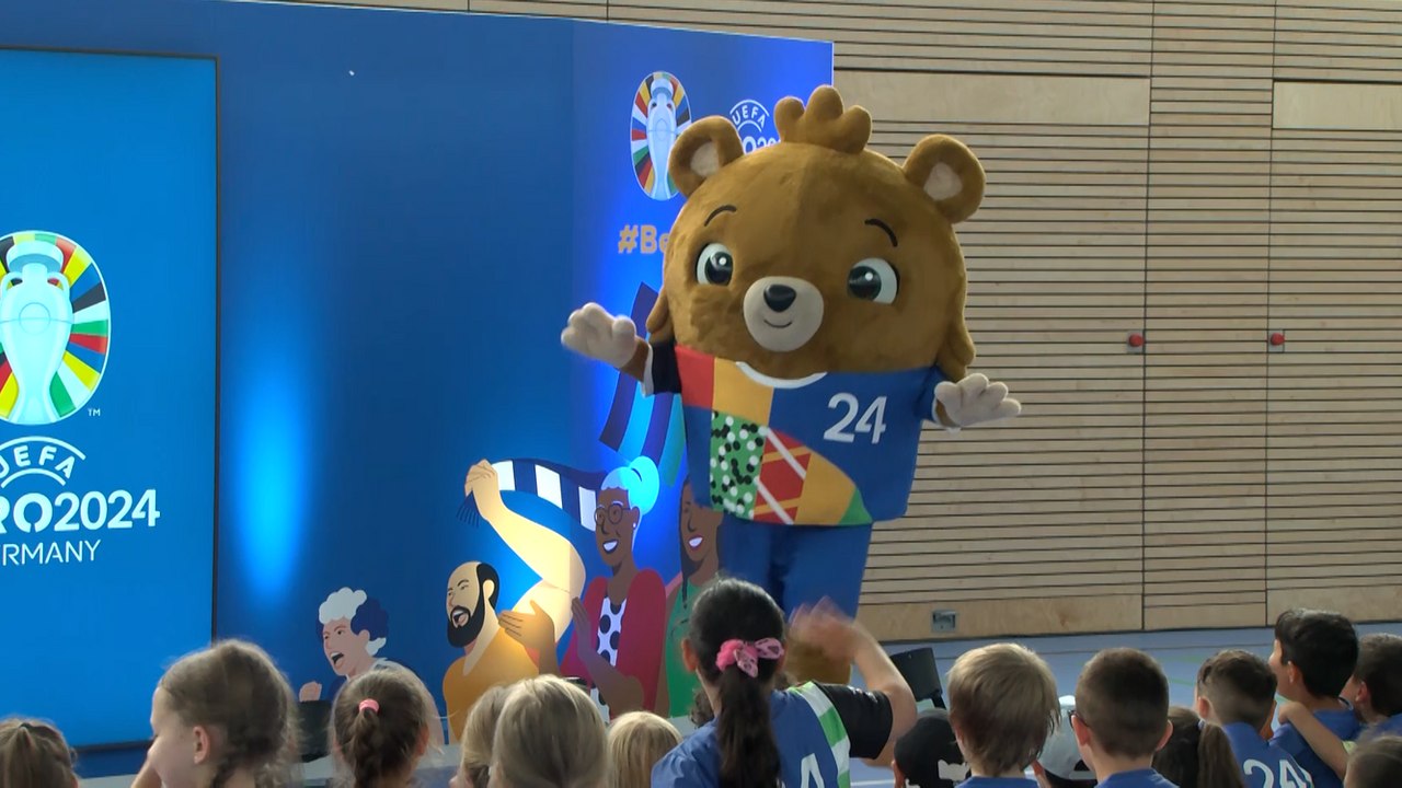 Der erste Auftritt des EM-Maskottchens im Video