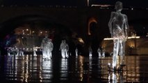 Roma, figure trasparenti volteggiano sotto gli occhi della gente