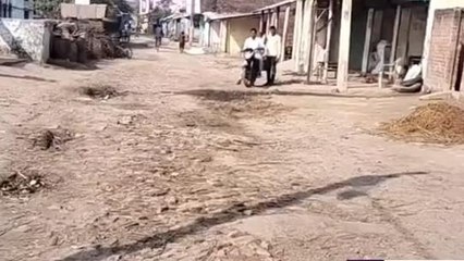 बहराइच: ग्रामीण क्षेत्र की सडकें बदहाल, पैदल चलना भी मुश्किल