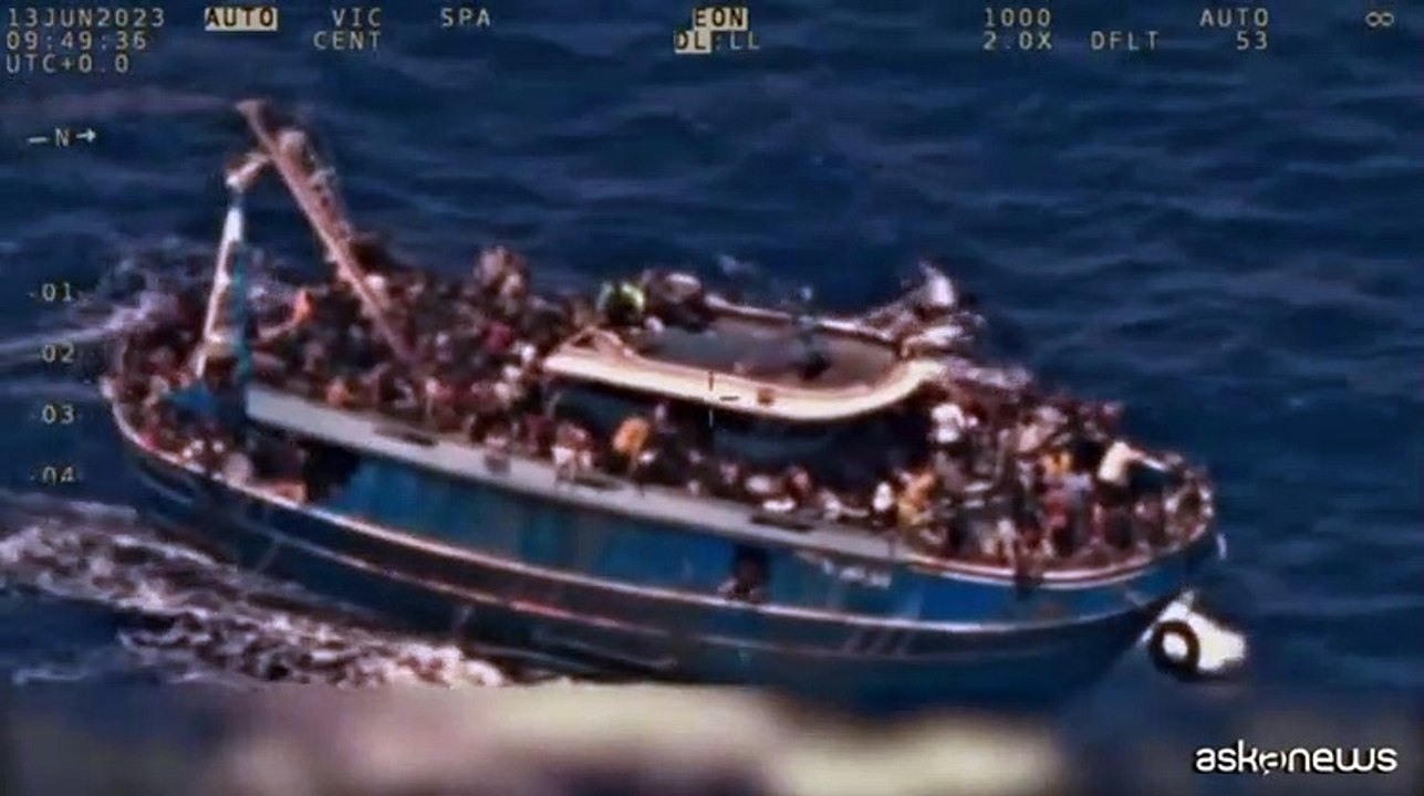 Naufragio in Grecia, il barcone sovraccarico nel video di Frontex