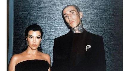 كورتني كاردشيان ترفع لافتة "أنا حامل" وتفاجىء زوجها ترافس باركر في حفله