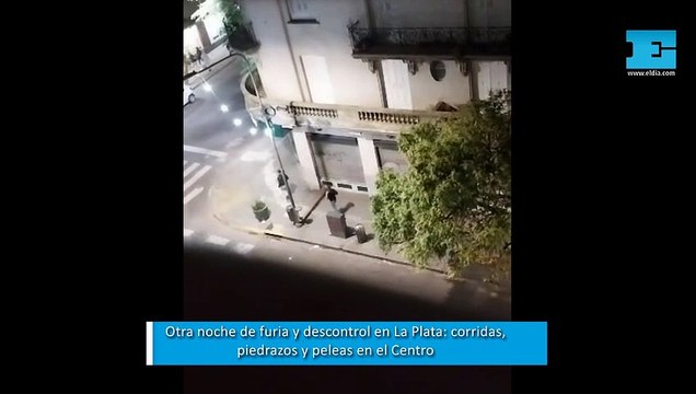 Otra noche de furia y descontrol en La Plata: corridas, piedrazos y peleas en el Centro