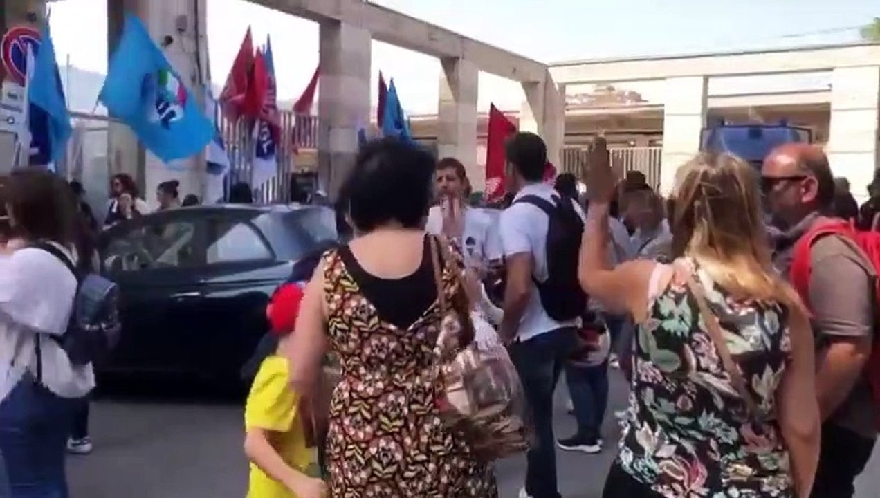 Comdata, protesta dei lavoratori del call center di Trenitalia: «Il taglio delle ore di lavoro è macelleria sociale»