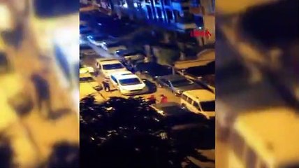 Sokak ortasında kavga! Otomobiline saldıranlara sopayla karşılık verdi