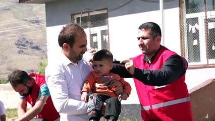 Tải video: Türk Kızılay gönüllüleri Van'da engelli, yaşlı ve çocukların bayram tıraşını yapıyor