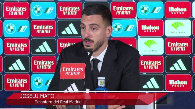 Joselu Mato, visiblemente emocionado, celebra su regreso al Real Madrid