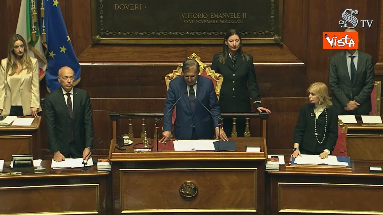 Ecco i fiori sul banco di Silvio Berlusconi al Senato nel giorno della commemorazione