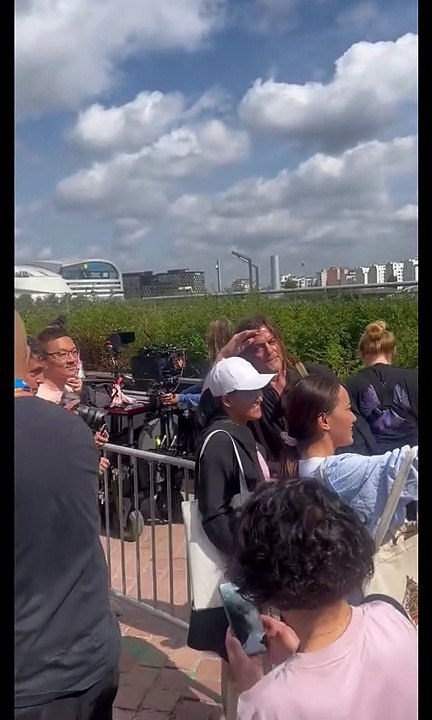 Melissa McBride e Norman Reedus gravando The Walking Dead: Daryl Dixon na França (19 de Junho de 2023)