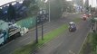 Vídeo mostra forte colisão entre bicicleta e moto na Avenida Brasil