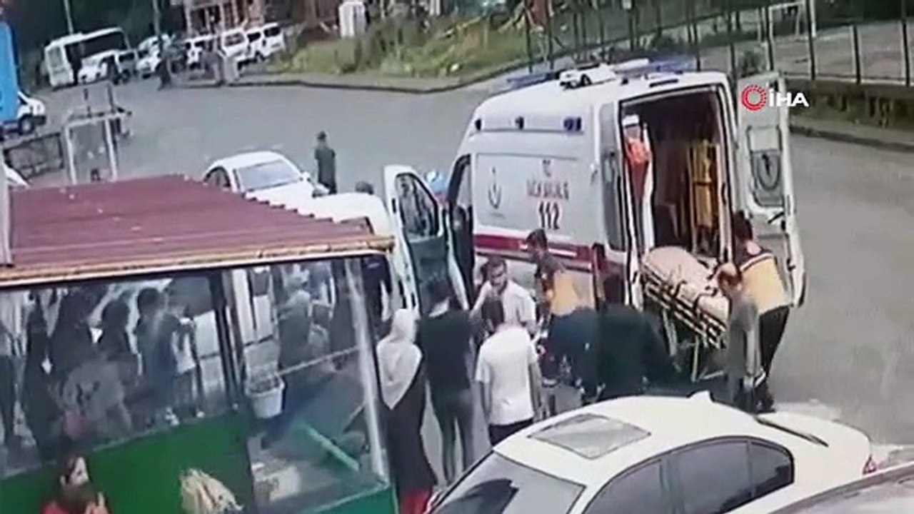 Des jeunes à moto sont entrés en collision avec le véhicule qui a pris le mauvais virage... Ces moments sont filmés.
