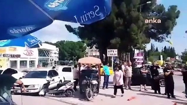 À Osmaniye, les responsables des bureaux de vote ont formé de longues files d'attente devant la banque pour les frais électoraux.