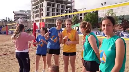 Annonce des champions du festival de volleyball de plage de la municipalité de Tepebaşı