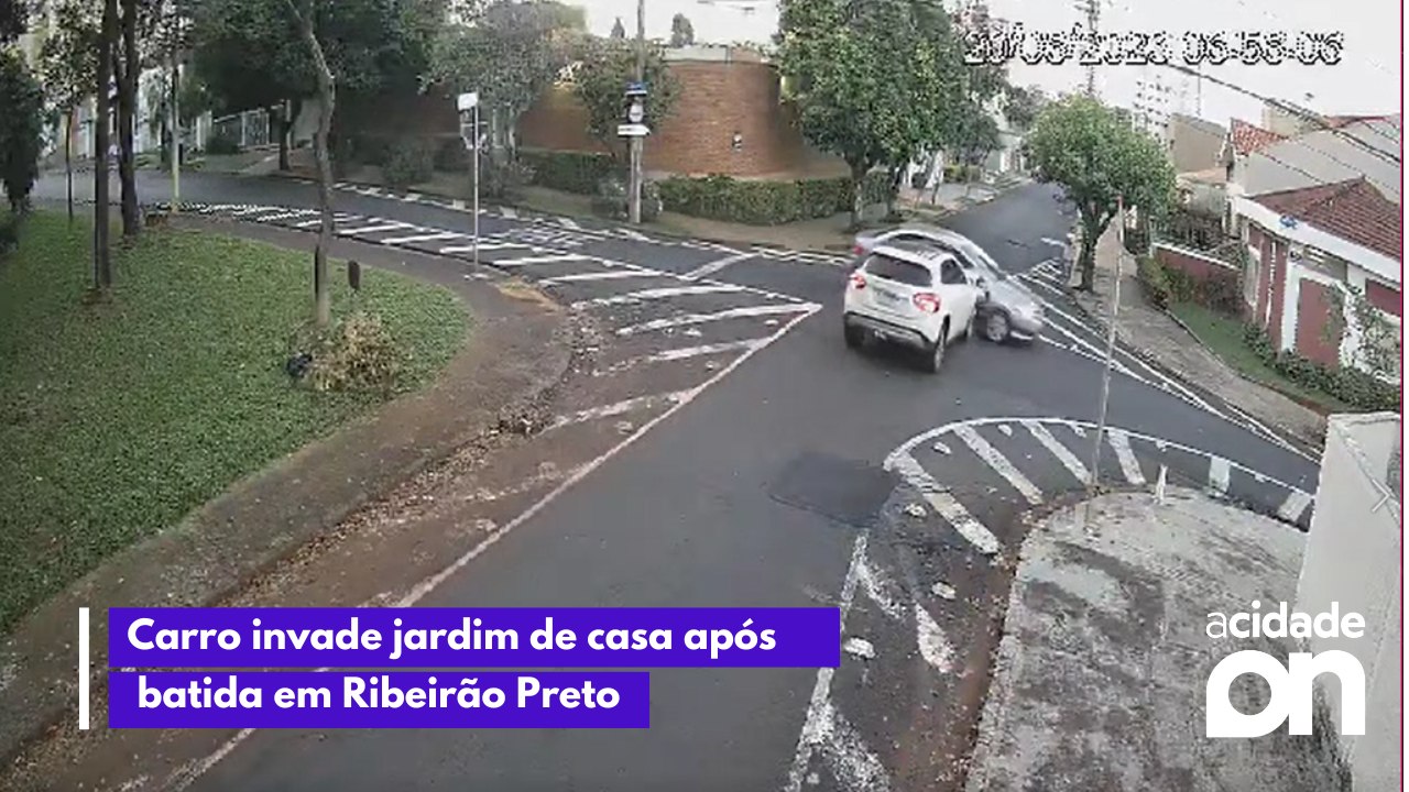 Carro invade jardim de casa após batida em Ribeirão Preto