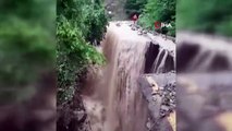 De fortes pluies ont effondré la route, les eaux ont coulé comme une cascade