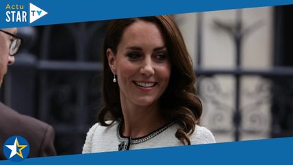 Kate Middleton angélique en Chanel : look inhabituel et cheveux bouclés pour une apparition inattend