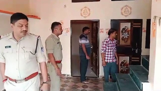 साहब सुनिए मेरे घर के भी ताले टूटे हैं