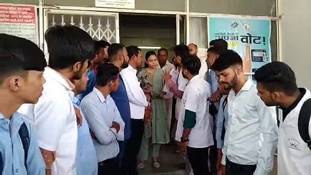 नर्सिंग छात्रों द्वारा अपनी विभिन्न मांगों के निराकरण को लेकर सौंपा ज्ञापन