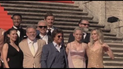 Tom Cruise sfila a Trinità dei Monti per il nuovo "Mission Impossible"