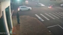 Vídeo mostra carro batendo contra moto durante conversão à esquerda