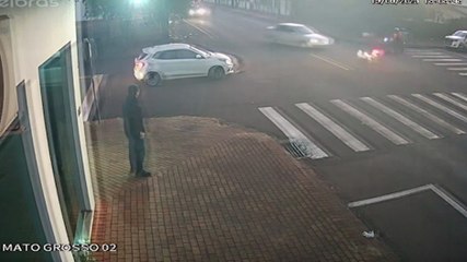 Vídeo mostra carro batendo contra moto durante conversão à esquerda