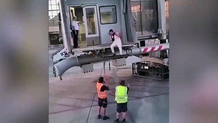 فيديو لراكب يسقط من ارتفاع يزيد عن 3 متر بعد محاولاته اللحاق بالطائرة