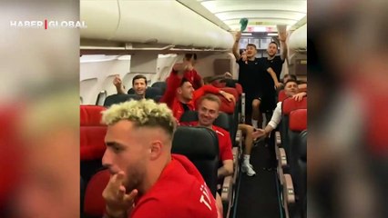 Milli futbolcular zaferi şarkılarla kutladı