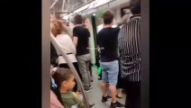 Metroda ilginç kavga: Askılara tutunup tekme attı