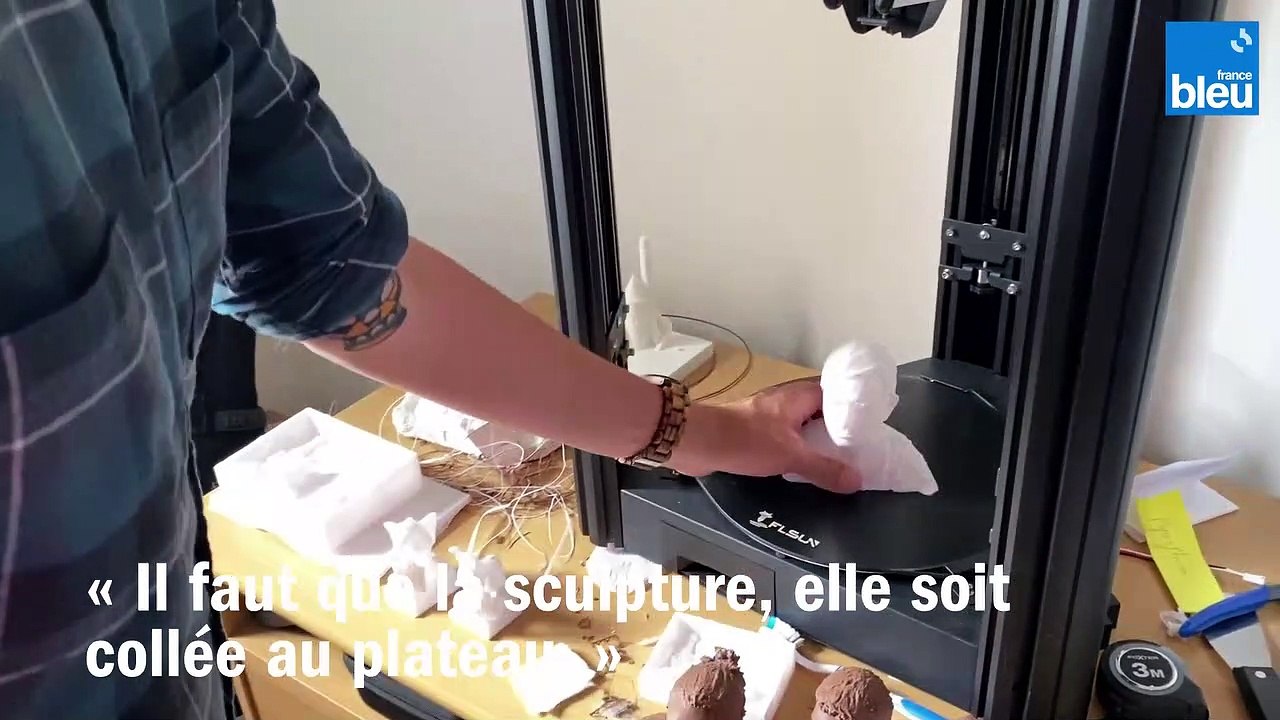 À Entrammes, ce vidéaste réalise des figures des mariés à l'imprimante 3D